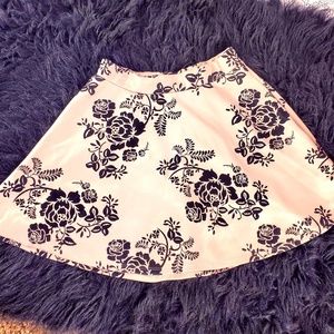 👑Rue 21 Skater skirt with felt floral detial